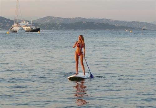 Kimberley Garner sexy model body in a pink bikini at beach seen by paparazzi.




