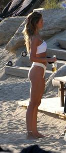 Lorena Rae sexy ass in a white bikini at the beach seen by paparazzi.












