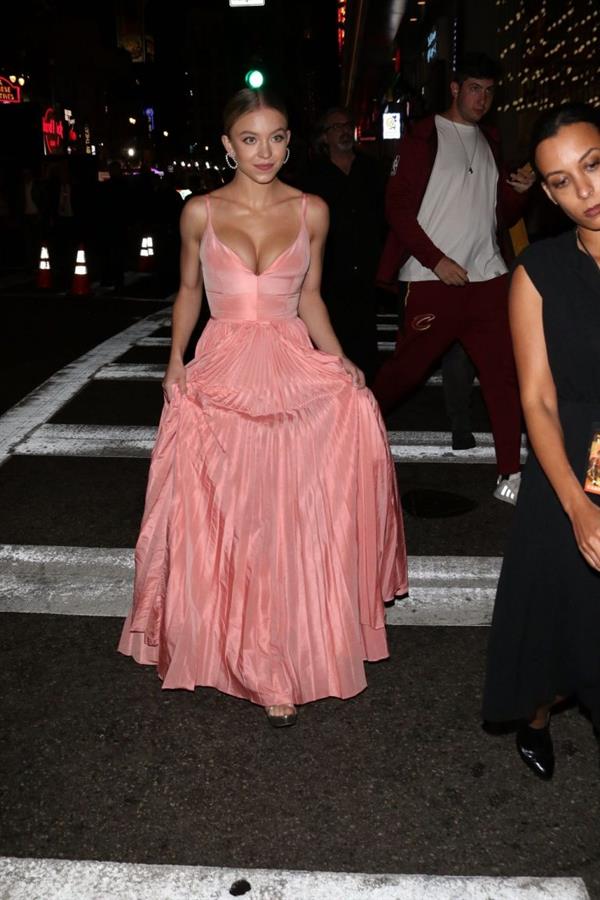 Sydney Sweeney big boobs showing nice cleavage in a sexy dress at the premiere of  Once Upon a Time in Hollywood 