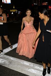 Sydney Sweeney big boobs showing nice cleavage in a sexy dress at the premiere of  Once Upon a Time in Hollywood  seen by paparazzi.












