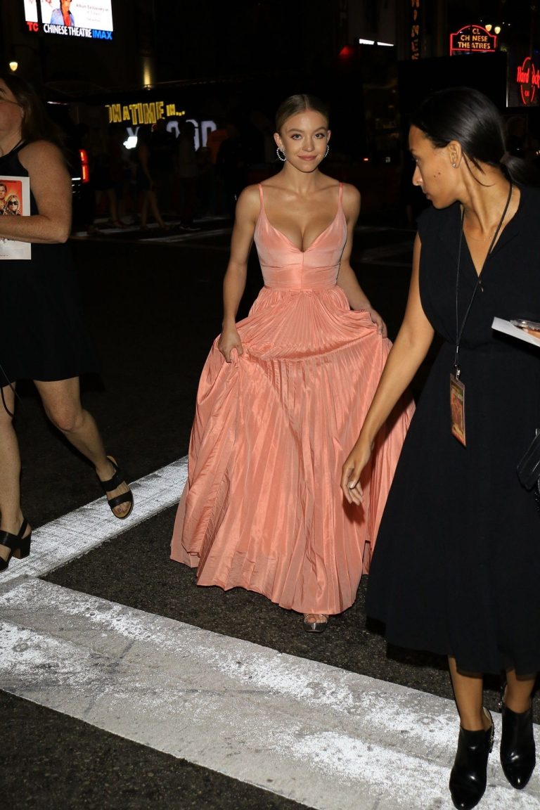 Sydney Sweeney big boobs showing nice cleavage in a sexy dress at the premiere of  Once Upon a Time in Hollywood  seen by paparazzi.












