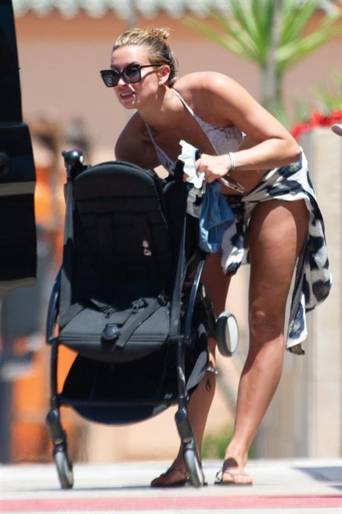 Ferne McCann sexy in a bikini at the beach seen by paparazzi showing some cleavage.

















