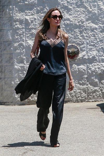 Angelina Jolie braless tits pokies in a black top seen by paparazzi showing her hard nipples.





























