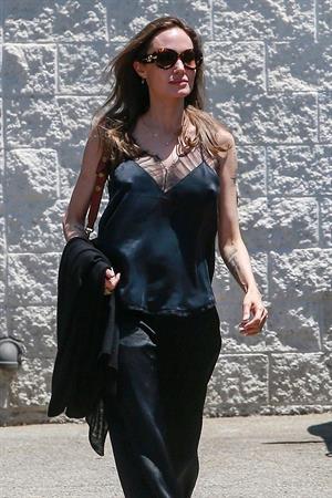 Angelina Jolie braless tits pokies in a black top seen by paparazzi showing her hard nipples.





























