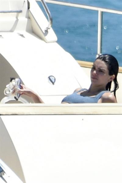 Kendall Jenner in a sexy bikini swimsuit on a yacht with Kourtney Kardashian seen by paparazzi.









































