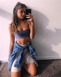 Tess Homann taking a selfie