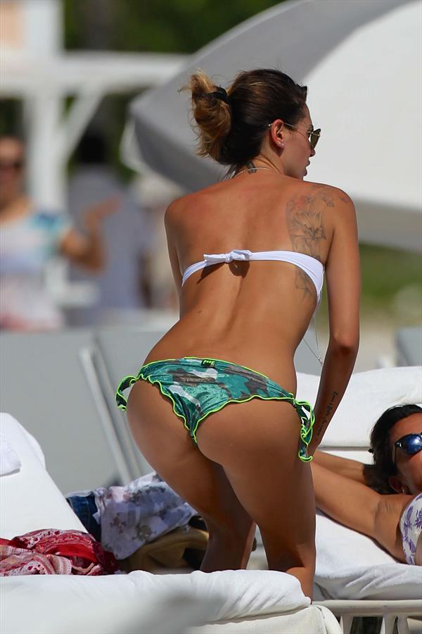 Melissa Satta in a bikini - ass