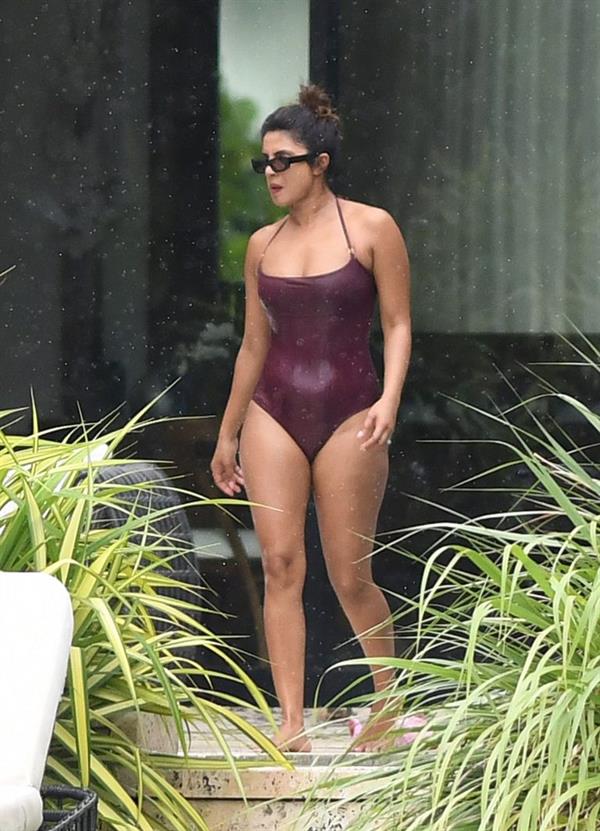 Priyanka Chopra sexy tits in a wet swimsuit seen by paparazzi.






