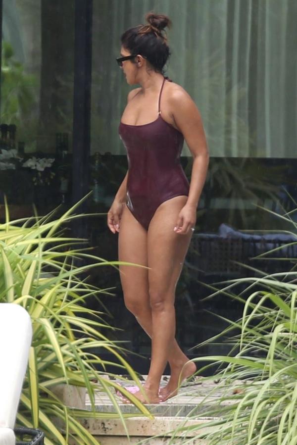 Priyanka Chopra sexy tits in a wet swimsuit seen by paparazzi.






