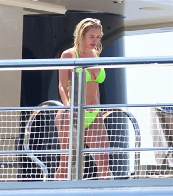 Stassie Karanikolaou sexy ass in a green thong bikini showing nice cleavage with her big boobs seen by paparazzi.









