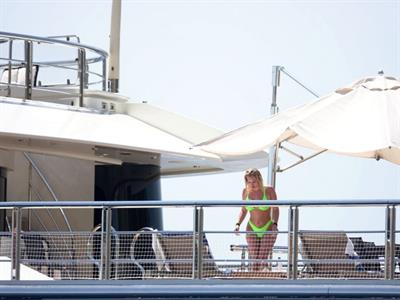 Stassie Karanikolaou sexy ass in a green thong bikini showing nice cleavage with her big boobs seen by paparazzi.








