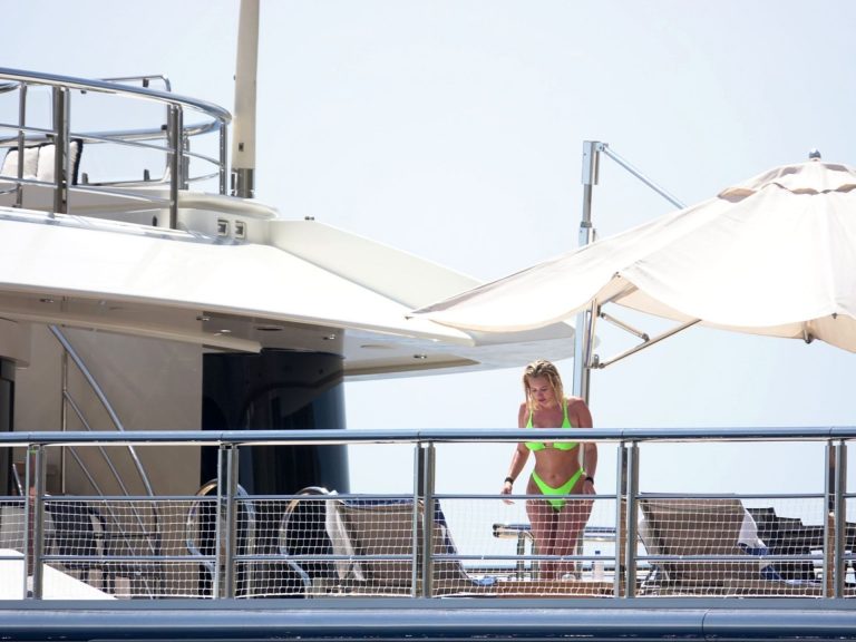 Stassie Karanikolaou sexy ass in a green thong bikini showing nice cleavage with her big boobs seen by paparazzi.








