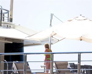 Stassie Karanikolaou sexy ass in a green thong bikini showing nice cleavage with her big boobs seen by paparazzi.








