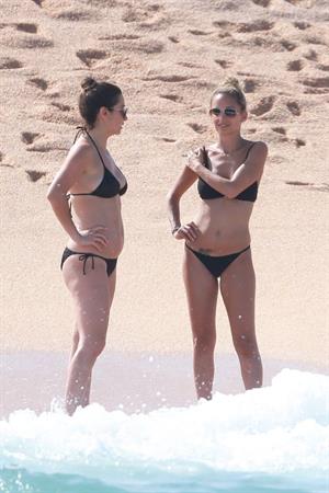Nicole Richie sexy ass in a bikini at the beach with her daughter seen by paparazzi.












