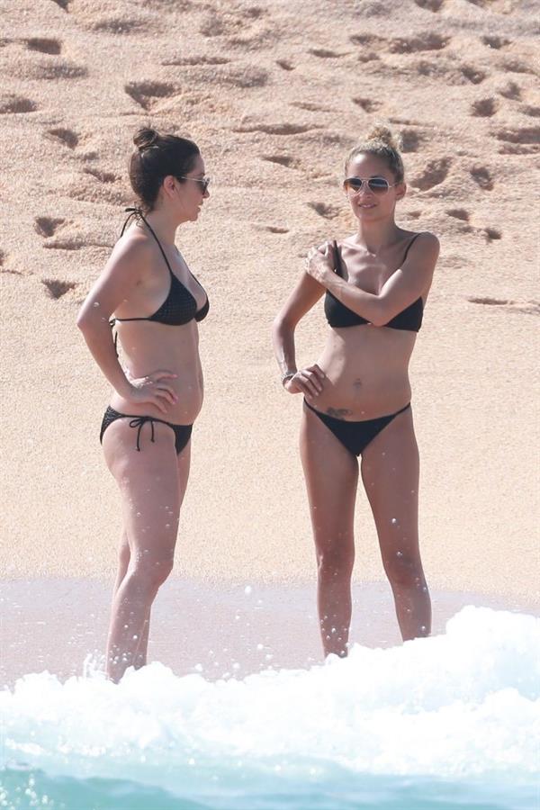 Nicole Richie sexy ass in a bikini at the beach with her daughter seen by paparazzi.













