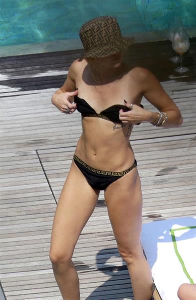 Miley Cyrus and Kaitlynn Carter making out kissing by the pool seen by paparazzi showing her lesbian side after leaving Liam Hemsworth.




