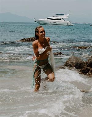 Kristin Cavallari topless seen by paparazzi at the beach covering her nude boobs with her arms.







