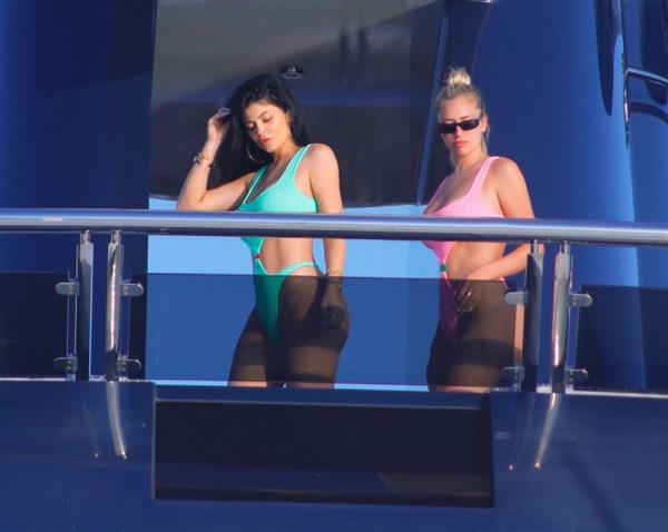 Kylie Jenner sexy ass in a swimsuit on her mega yacht seen by paparazzi.

