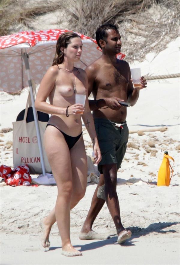 Serena Skov Campbell caught nude by paparazzi with her topless boobs exposed at the beach with her boyfriend Aziz Ansari.








