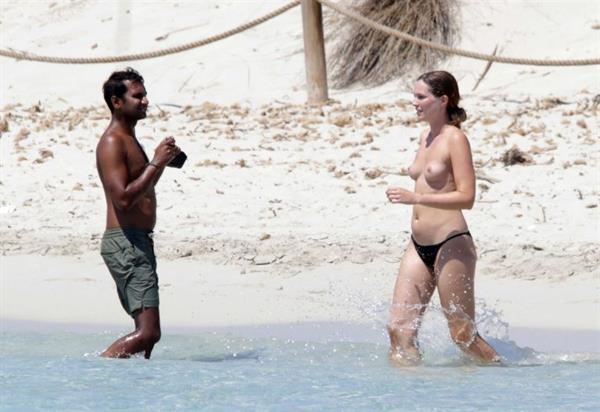 Serena Skov Campbell caught nude by paparazzi with her topless boobs exposed at the beach with her boyfriend Aziz Ansari.








