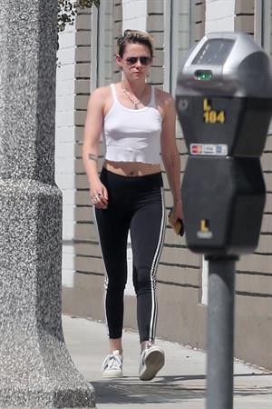 Kristen Stewart braless tits pokies seen by paparazzi in a white top showing off her boobs.










