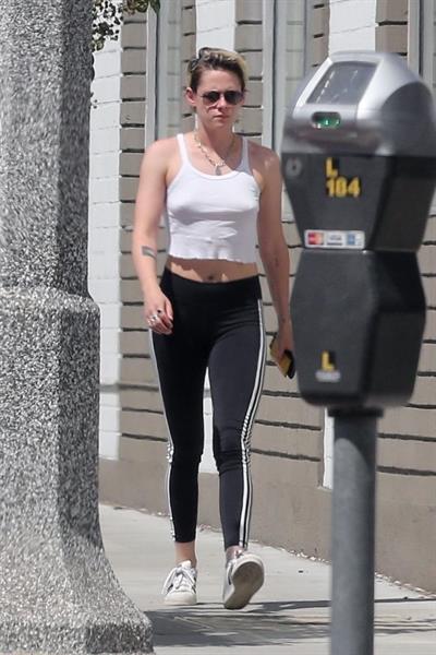Kristen Stewart braless tits pokies seen by paparazzi in a white top showing off her boobs.











