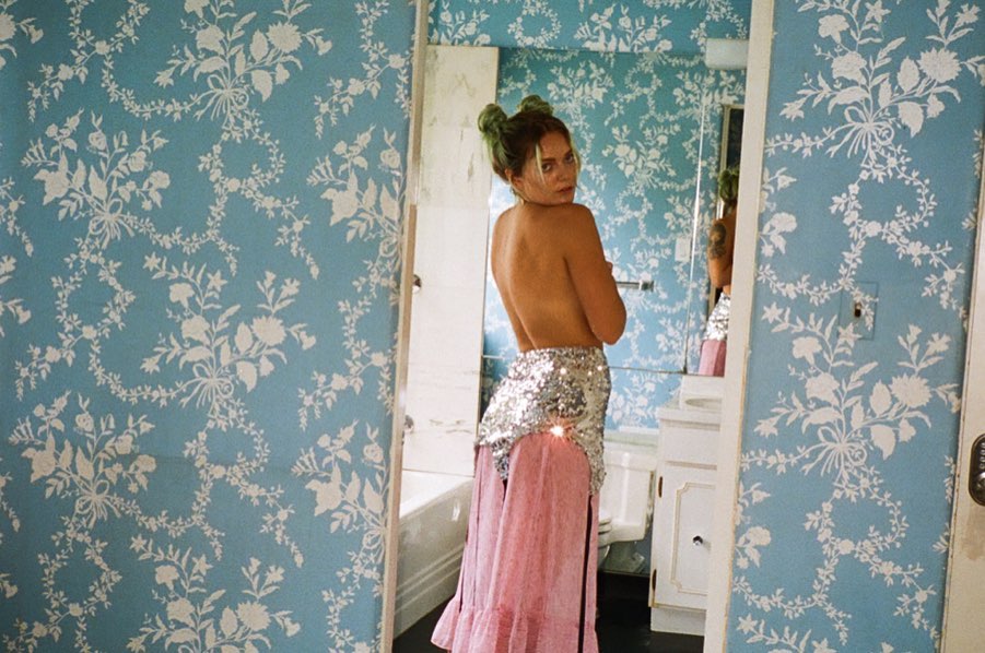 Tove Lo topless new photos covering her nude boobs with her hands.



























