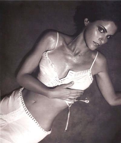 Amanda Peet in lingerie