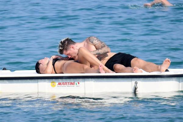 Bella Thorne making out and having fun with her boyfriend in a sexy little bikini seen by paparazzi.






