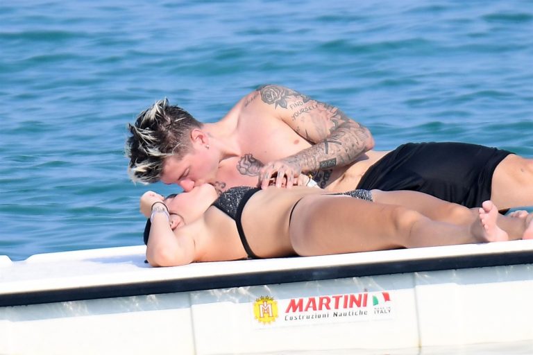 Bella Thorne making out and having fun with her boyfriend in a sexy little bikini seen by paparazzi.






