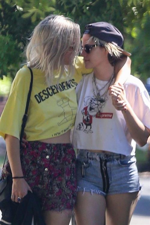 Kristen Stewart Pictures Kristen Stewart and Dylan Meyer lesbian kiss seen making out by paparazzi.