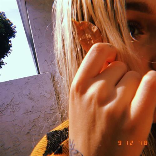 Skye Raae taking a selfie