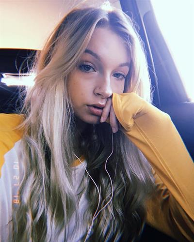 Skye Raae taking a selfie