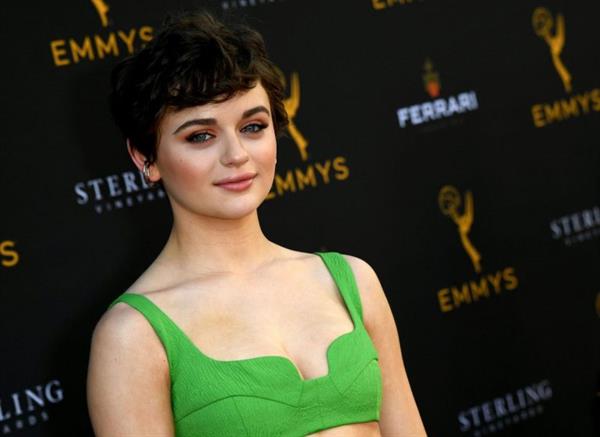 Joey King boobs showing nice cleavage in a little green top on the red carpet.

















































