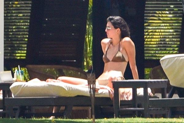 Hailey Baldwin and Kendall Jenner tanning in sexy thong bikinis seen by paparazzi.
























