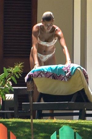 Hailey Baldwin and Kendall Jenner tanning in sexy thong bikinis seen by paparazzi.
























