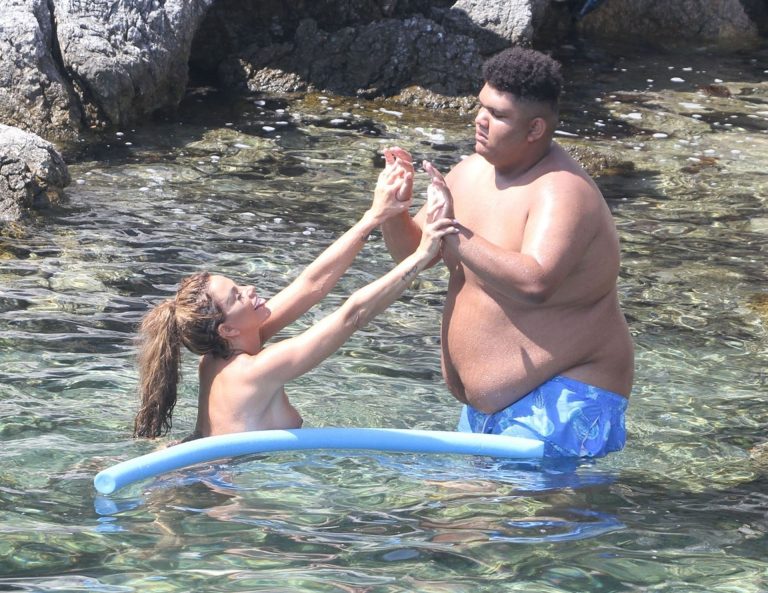 Katie Price caught nude with her son by paparazzi showing her topless boobs.

