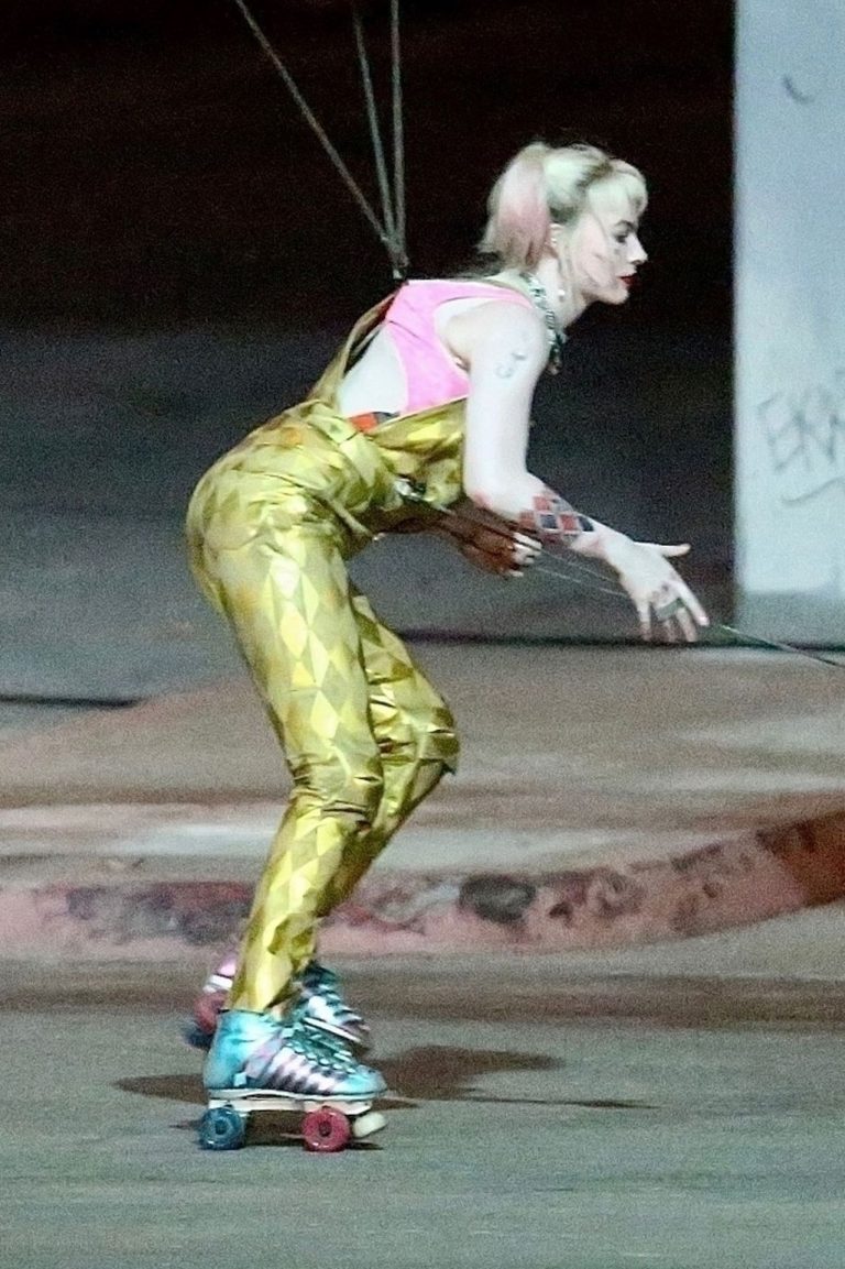 Margot Robbie Pictures Margot Robbie sexy filming an action scene as Harley Quinn in the new movie Birds of Prey .