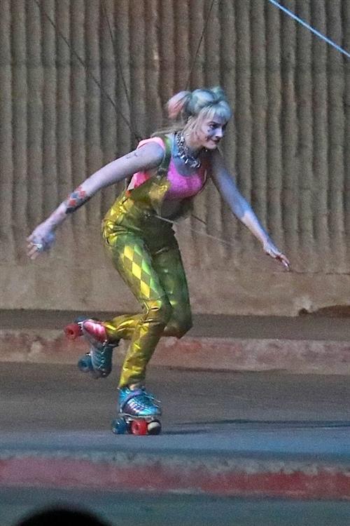 Margot Robbie Pictures Margot Robbie sexy filming an action scene as Harley Quinn in the new movie Birds of Prey .