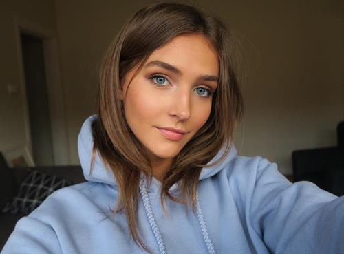 Rachel Cook taking a selfie