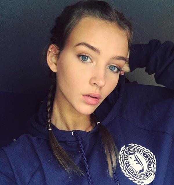 Rachel Cook taking a selfie