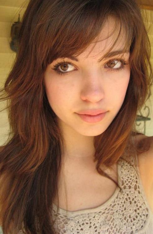 Jessica Ashley taking a selfie