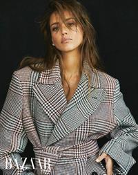 Jessica Alba topless and sexy new photo shoot for Harper's Bazaar.





















