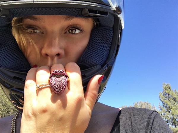 Nina Agdal taking a selfie