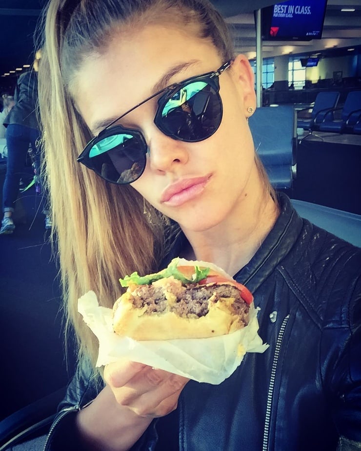 Nina Agdal taking a selfie