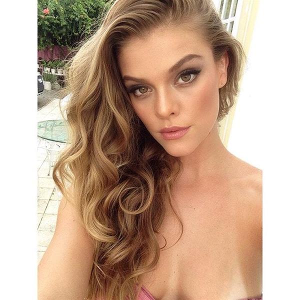 Nina Agdal taking a selfie