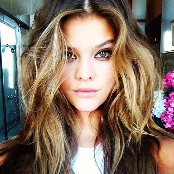 Nina Agdal taking a selfie