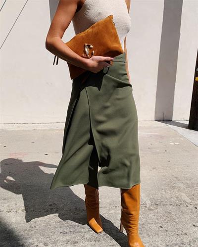 Rosie Huntington-Whiteley braless tits pokies showing off her boobs in a tight top.






































