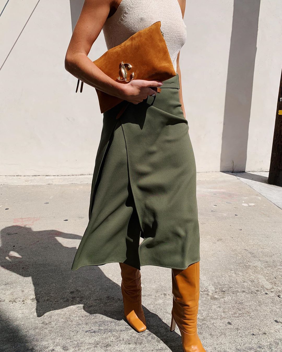 Rosie Huntington-Whiteley braless tits pokies showing off her boobs in a tight top.






































