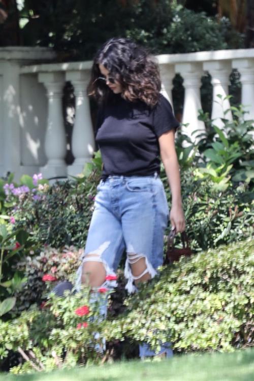 Selena Gomez braless boobs in a black top seen by paparazzi.


















































